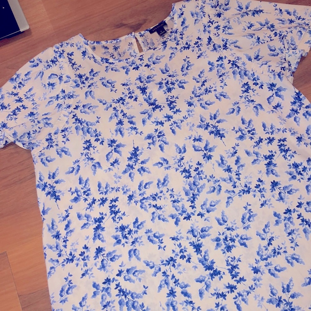 Short sleeve Anne Taylor blue and white floral top
